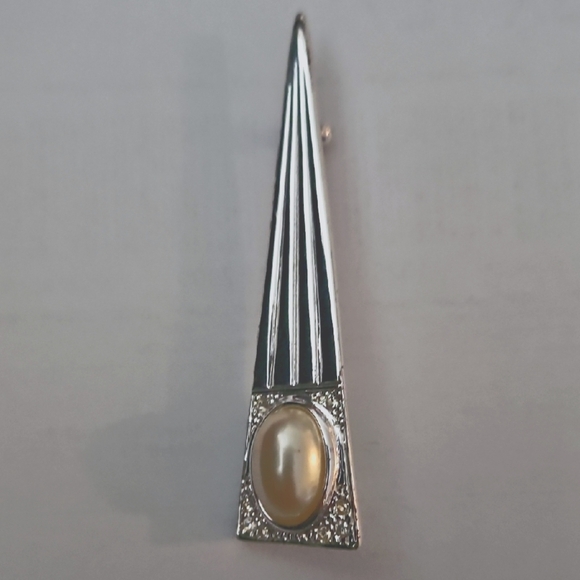 Vintage Polygon Shape Elegant and Cream Pendant Brooch - Picture 1 of 5
